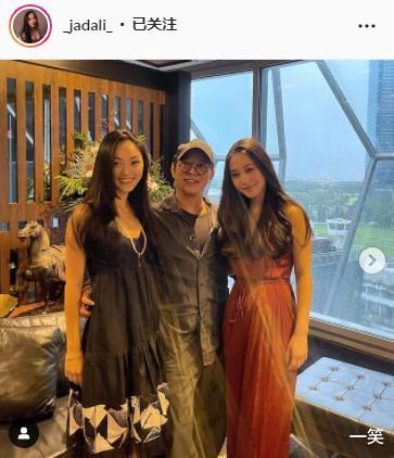 何炅|李连杰罕见现身，利智视角下与两女儿同框跨年，辟谣病逝谣言