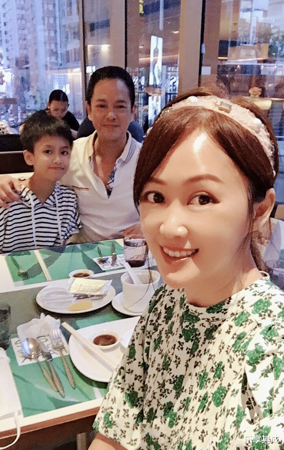 梁小冰|祝英台嫁给马文才21年，结婚照美翻了，如今51岁了长成这样