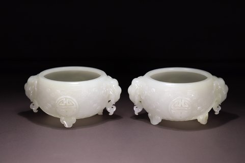 |和田玉团寿纹双象耳炉一对