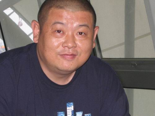 张一山|父亲去世半个娱乐圈到场，张一山每年陪其扫墓，今25岁比先父还要红