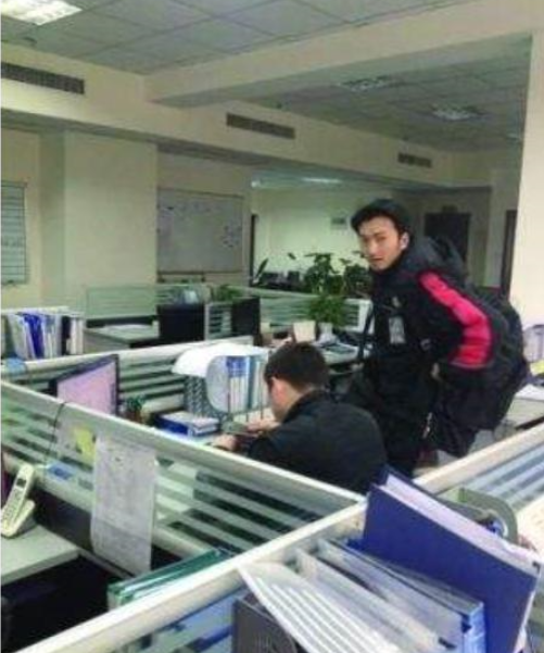 谢霆锋|小伙因长得太帅不甘心送快递，整容成谢霆锋，如今他已年入百万