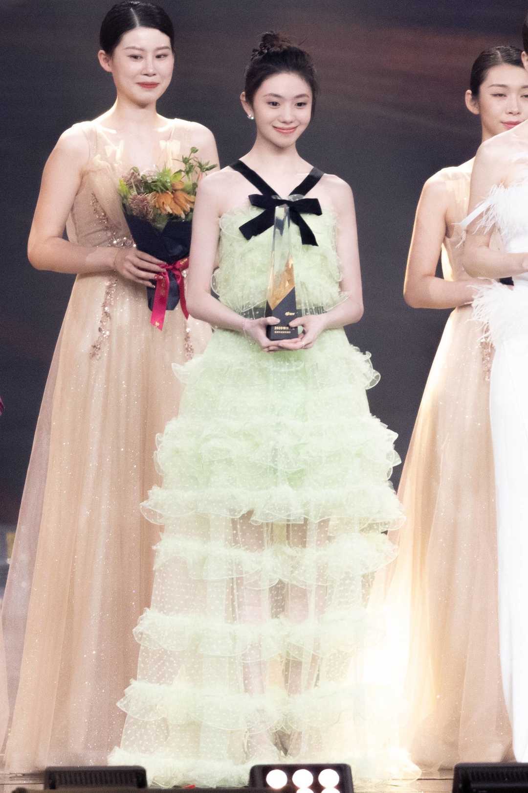 何有强|“谋女郎”刘浩存真会穿，黑T恤配印花吊带裙清新浪漫，减龄洋气