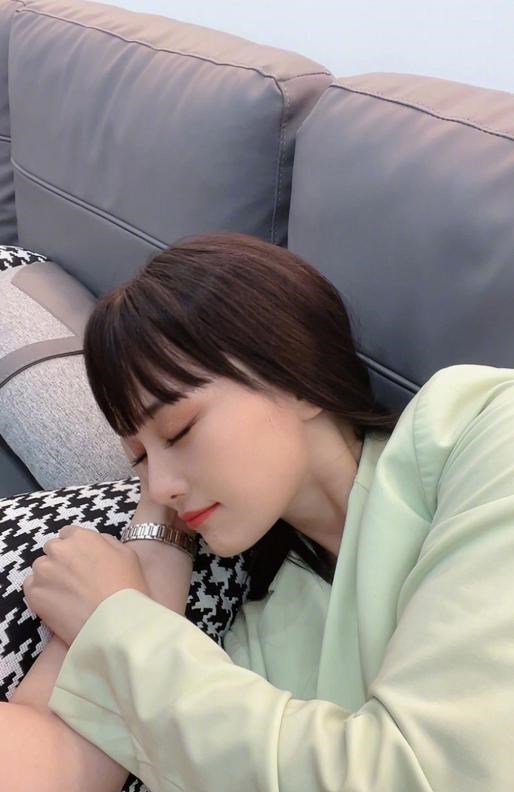 张馨予|张馨予戴假发晒美照，质疑老公身材，被强壮的胳膊抢镜后生气了？