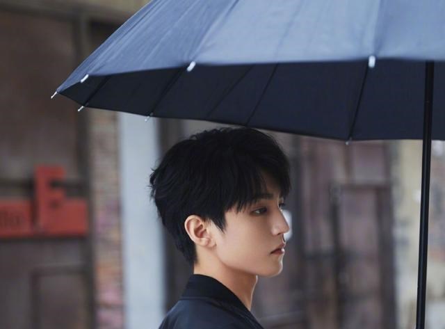 王俊凯|王俊凯童年照曝光，发型乖巧颜值稚嫩，本人看了都会尴尬的照片！