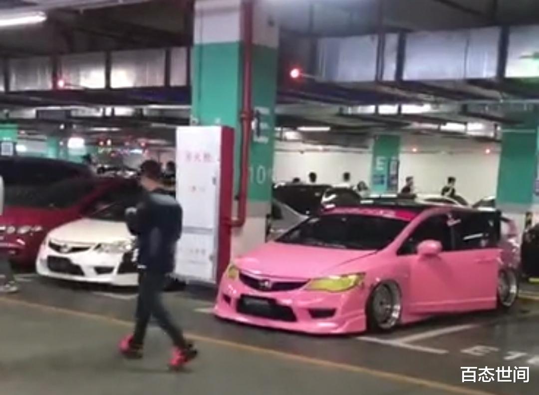 百态世间 佛山非法改装车在三水万达高调聚会，警方封锁出入口来了个一锅端