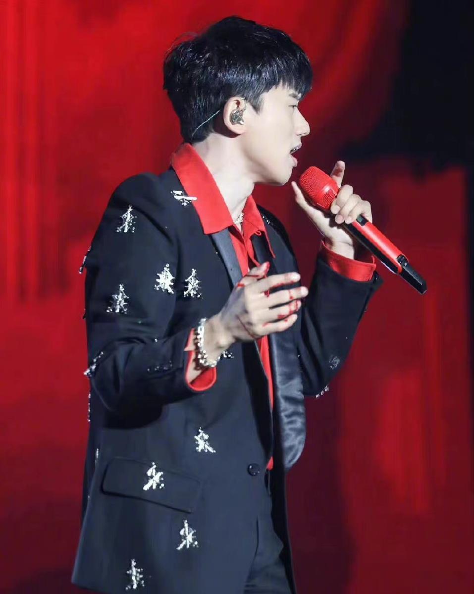 周星驰|张杰肖战包揽八个热搜，前者带伤演出让人心疼，后者高音拿捏到位