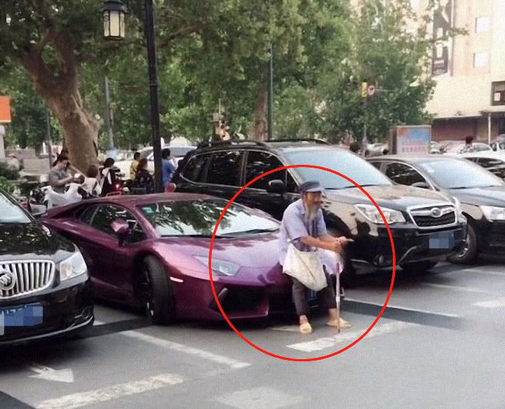 |任性大爷不听劝，开着兰博基尼去小清河钓鱼给老伴做汤 。网友：这老头坏的很