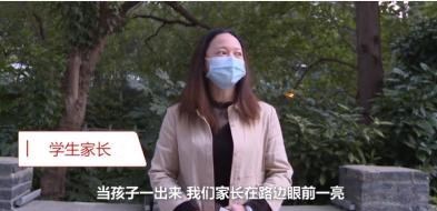 小学生放学头顶发光灯牌!家长:凭灯牌孩子领回家!网友:推广!