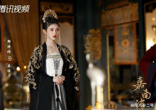 明星|突围：闫妮成老版鞠婧祎？粉底太厚撞了耿乐掉粉明显，包袱太严重