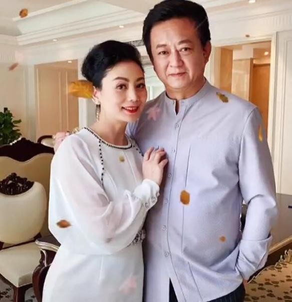 朱军|朱军50岁老婆晒近况，在大街上热情跳舞，化浓妆穿纱裙似少女