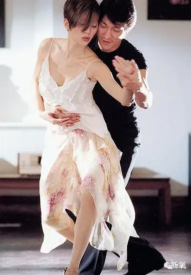 梅艳芳|厚嘴唇、三白眼、高颧骨，组合在她脸上却是一个风华绝代