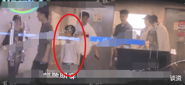 郭敬明|郭敬明与7个小鲜肉玩密逃，真实身材曝光，娇小瘦削像“小朋友”