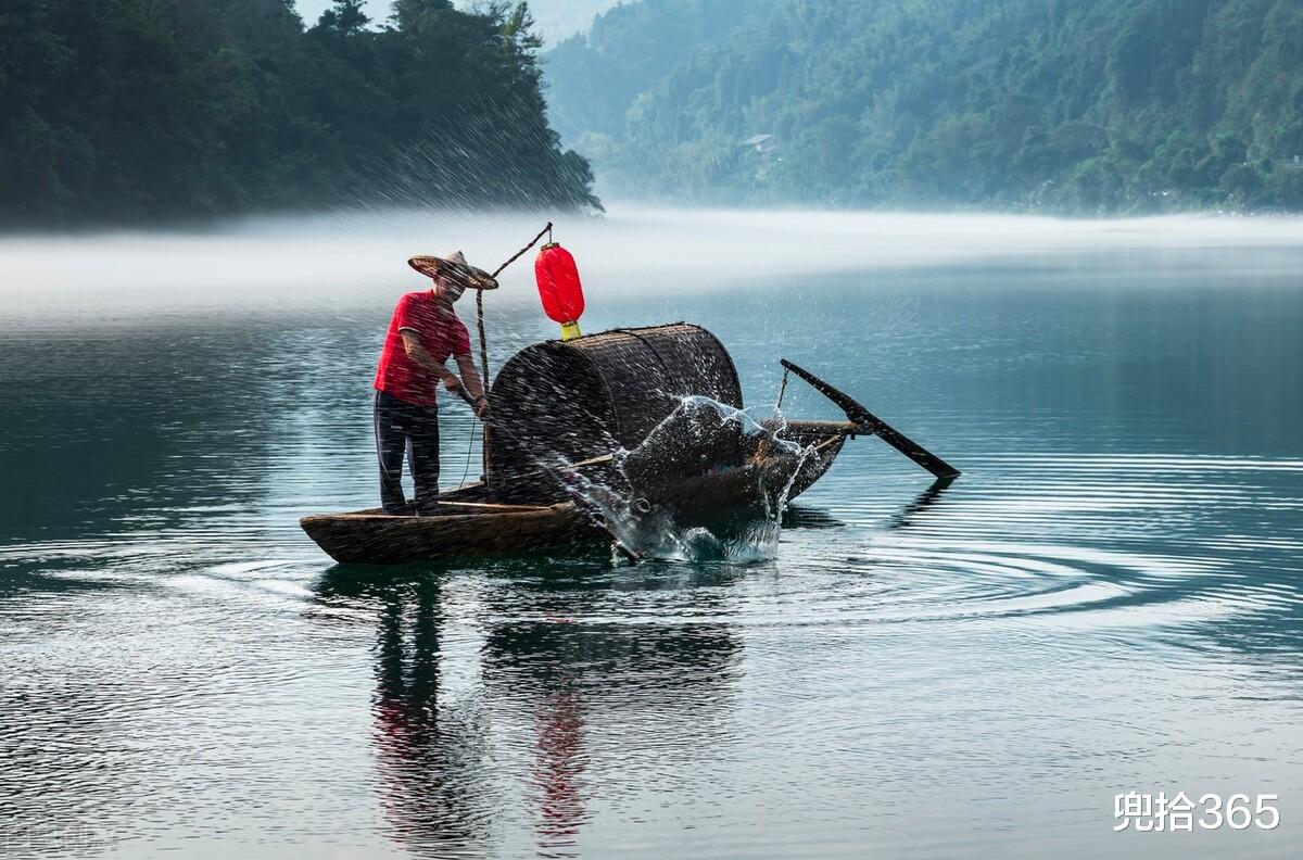 湖南|湖南一男子钓鱼玩出新花样，鱼获拿来沃肥种花，网友：种鱼得鱼？