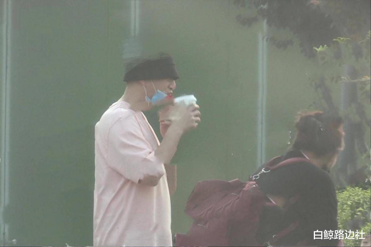 孙红雷|孙红雷携小15岁妻子看话剧！穿情侣装好恩爱，王骏迪素颜不输明星