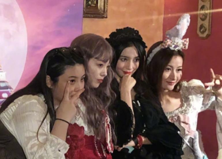 花匠小美 杨颖母子游玩迪士尼，4岁小海绵正脸照被疯传，长得像谁一目了然