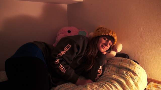 女孩蜗居在8平方米公寓里，生活设施一应俱全，月租3800贵吗？