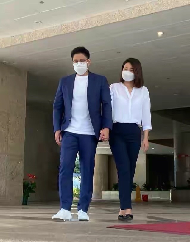 八只爪的猫|郭晶晶重返奥运会当裁判,机场穿小黑裤启程赴日,真不像豪门阔太