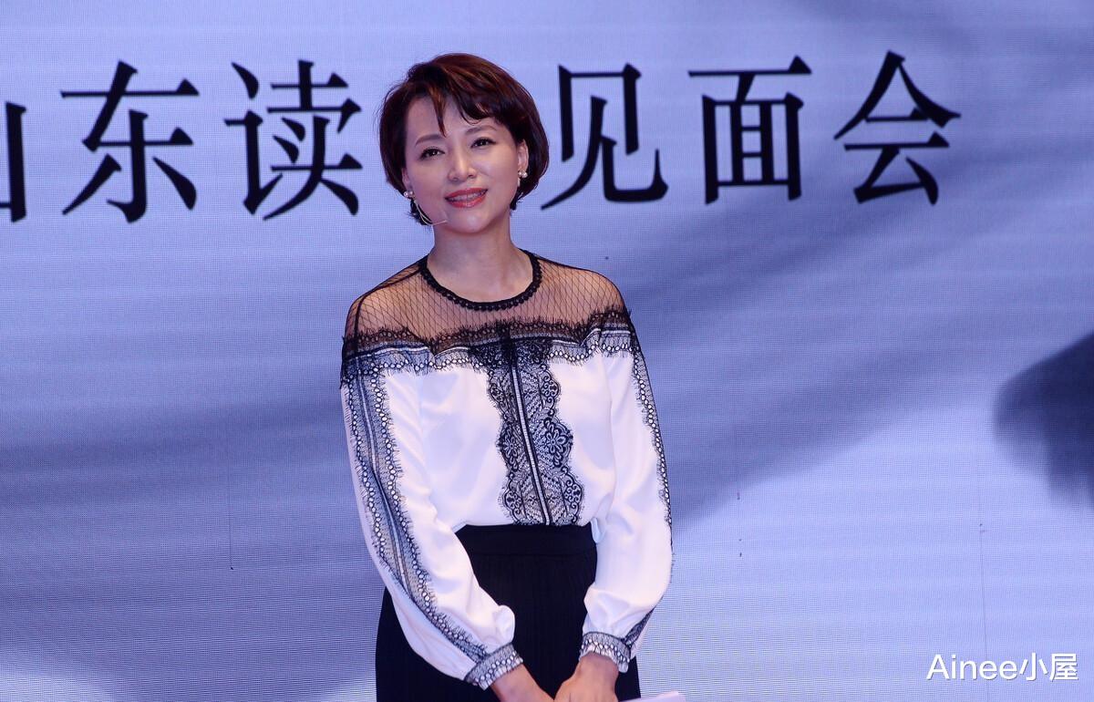 Ainee小屋 看得出董卿有47岁的样子，但蕾丝衬衫配黑裙挺高级的，优雅又知性