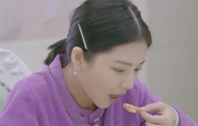 杜淳|杜淳老婆吃虾只吃一半，谁注意她把虾尾扔在哪？一看就是豪门千金