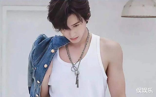 张哲瀚|张哲瀚身材上热搜，腰细臀翘太扎眼，得知背后原因：太心疼