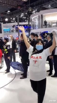 绥青观察 刹车失灵？女车主大闹上海特斯拉车展维权，疑似被人强行拖离现场