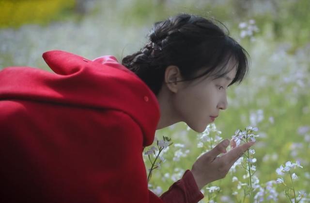 李子柒|李子柒参加微博之夜，站在白宇和李现中间，太矮了显得格格不入？