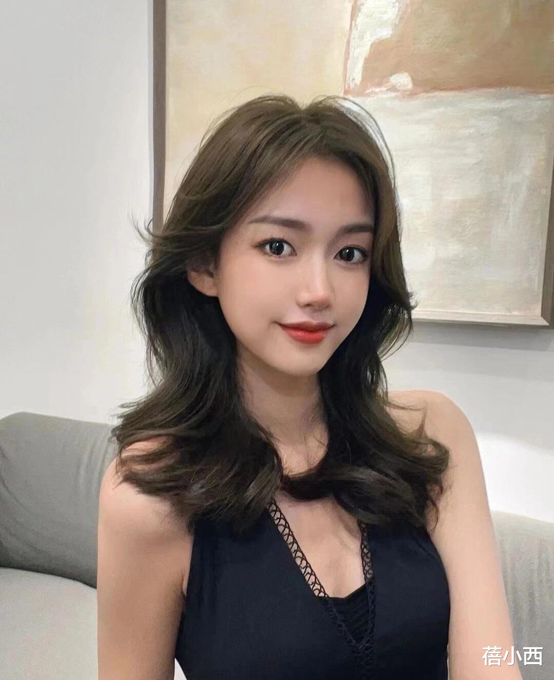 防晒 今秋别留黑长直了，试试这“4种”气质发型，减龄还显脸小