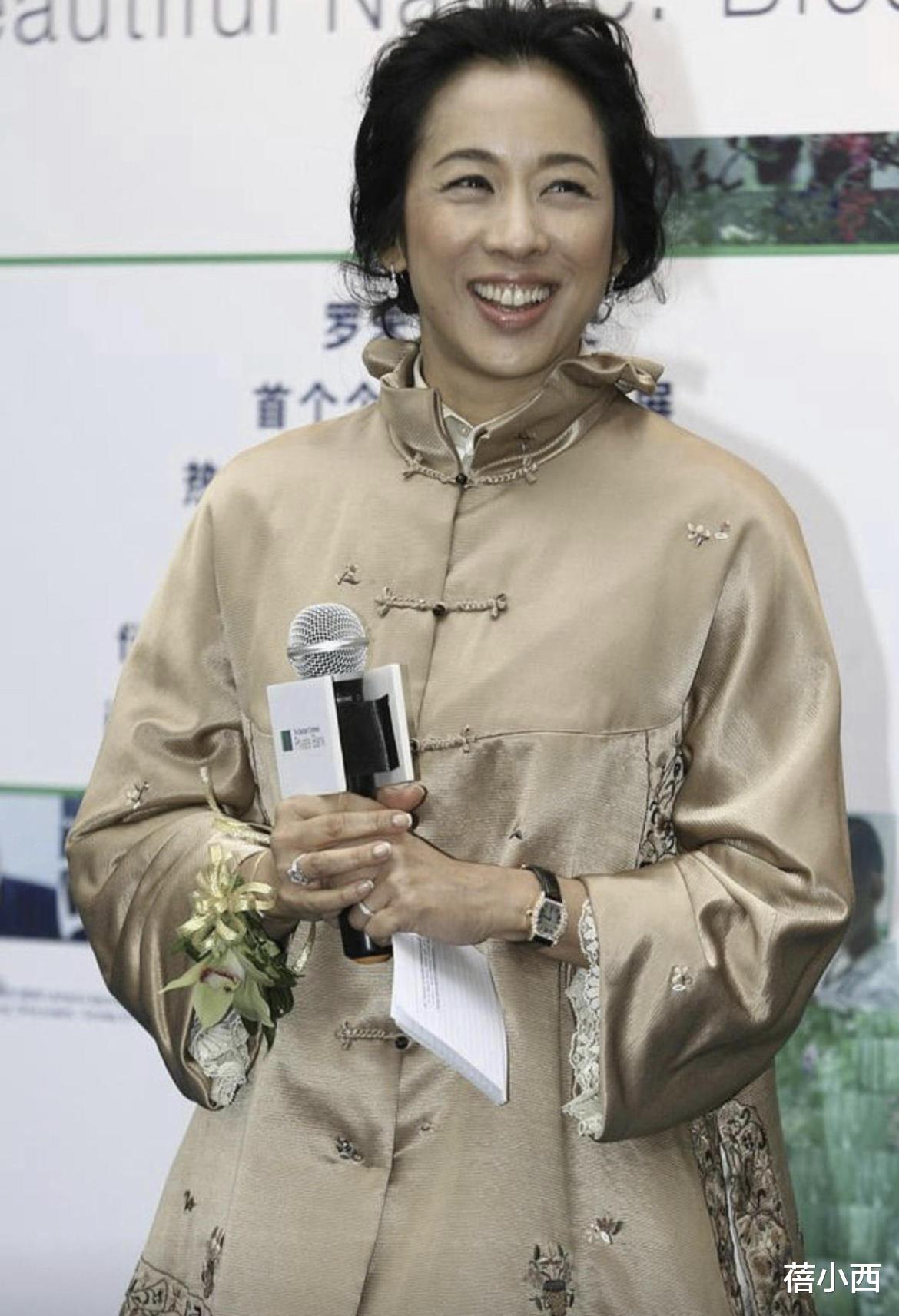 蓓小西|朱玲玲被富商老公宠上天,50后还有匀称身材,穿蓝色连衣裙太美了