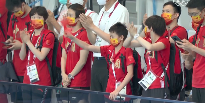 杨健|惜败摘银，杨健颁奖仪式的一个动作让人心疼，他和嘉宾却都笑了