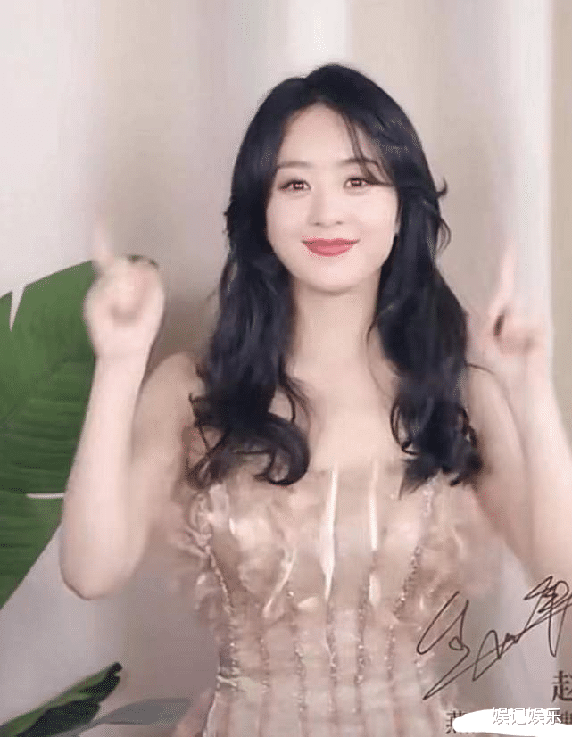 杨幂|赵丽颖跳手势舞，脸颊又宽又圆胖了不少，网友：角色需要