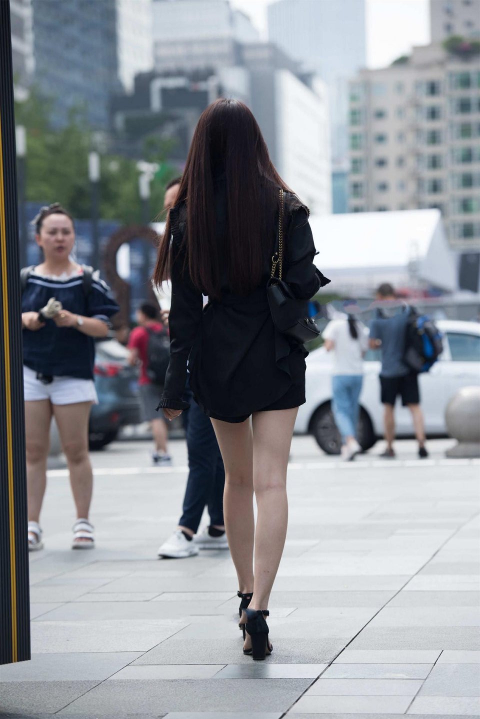 衬衫|黑色衬衫配上短裤，展现您的时尚和魅力，有职场的干练感