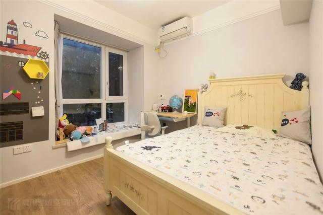 135㎡现代简约，温馨舒适的空间，加上草绿色的点缀，文艺舒适