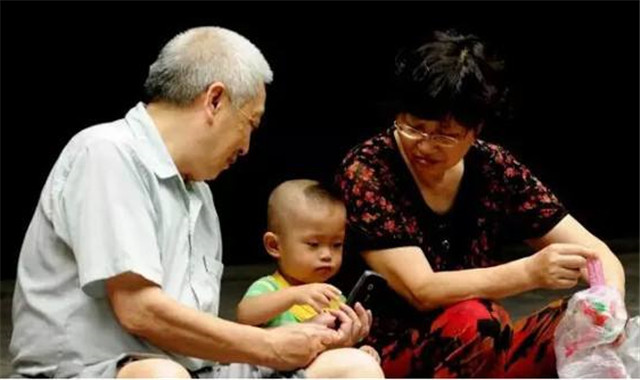糖果的妈妈|家里有“网瘾老人”，孩子会更沉迷手机？背后都是“缺乏陪伴”