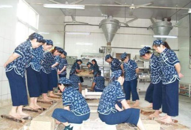 小北说天下 为什么茅台酒坚持用“少女光脚踩曲”?不怕有汗液吗?原因为何?