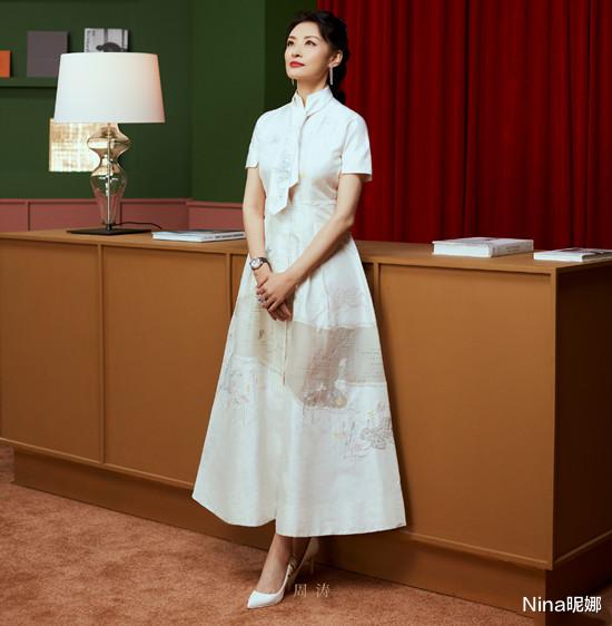 周涛|周涛现身文代会，穿大衣内搭西装打扮像资本家，肤质五官远胜佟丽娅