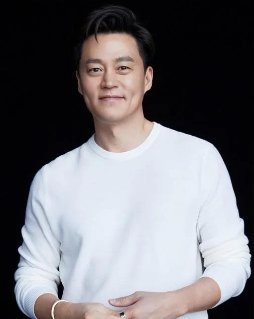 李瑞镇|韩国知名男星李瑞镇头发稀成地中海，新剧造型引起韩国网友热议！