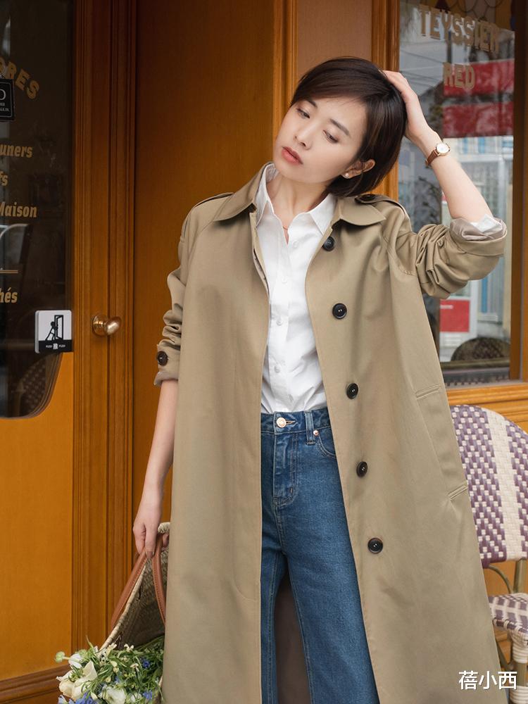 蓓小西 奔三奔四的女人，建议多穿“风衣”，这4种搭法简约时髦显气质