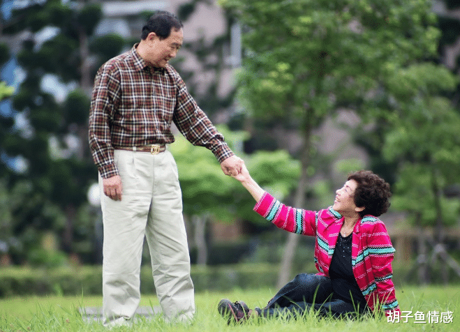 胡子鱼情感|68岁大爷再婚45岁女人,三个月就离了婚,大爷: 她只把我当提款机