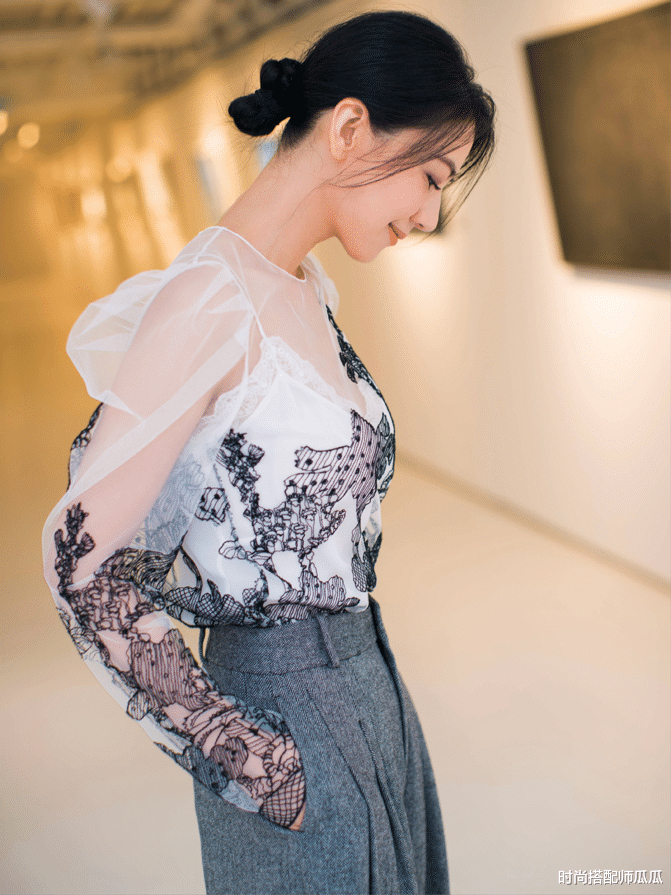 穿衣搭配|?高圆圆真是一点没变，简单毛衣配短发都美得惊艳，哪像42岁阿姨