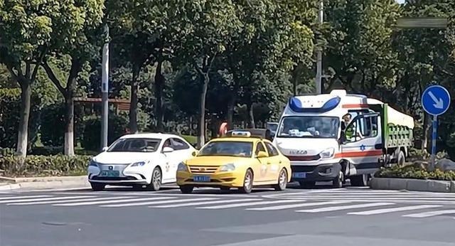 百哥曰|关于救护车让行的相关规定解析:需要让行但亦要注意方式
