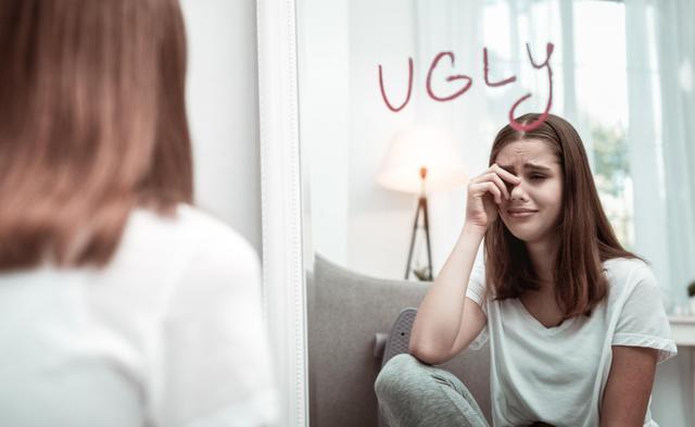 女孩|漂亮小女孩走红，长相甜美堪比偶像剧女主，网友：令人上头的美貌