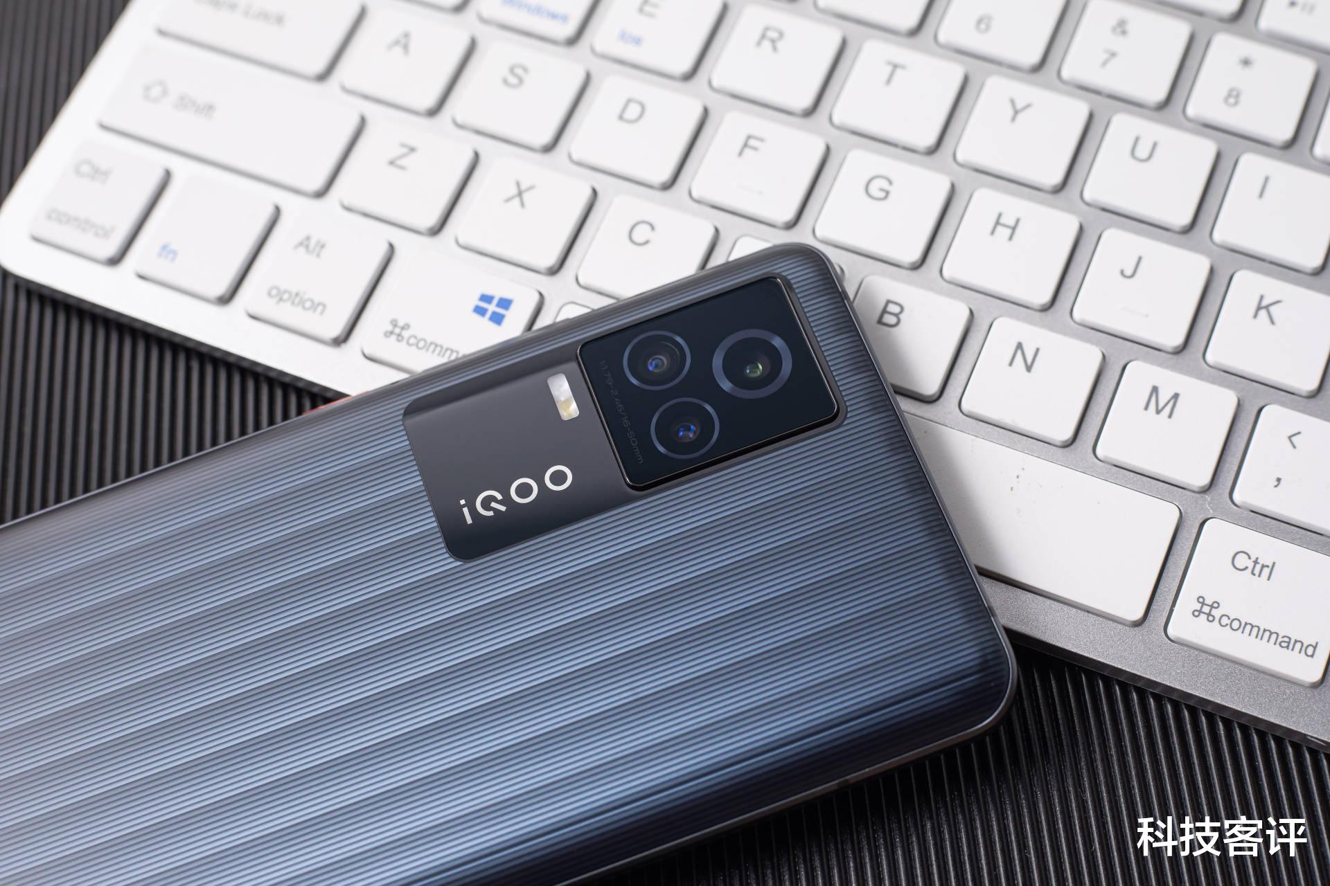 iqoo7|暑假开黑用啥手机？双控压感的iQOO 7更专业