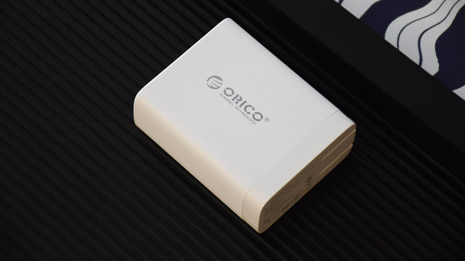 海信|奧?？?00W氮化鎵四口充電器：多口齊充 極速回血