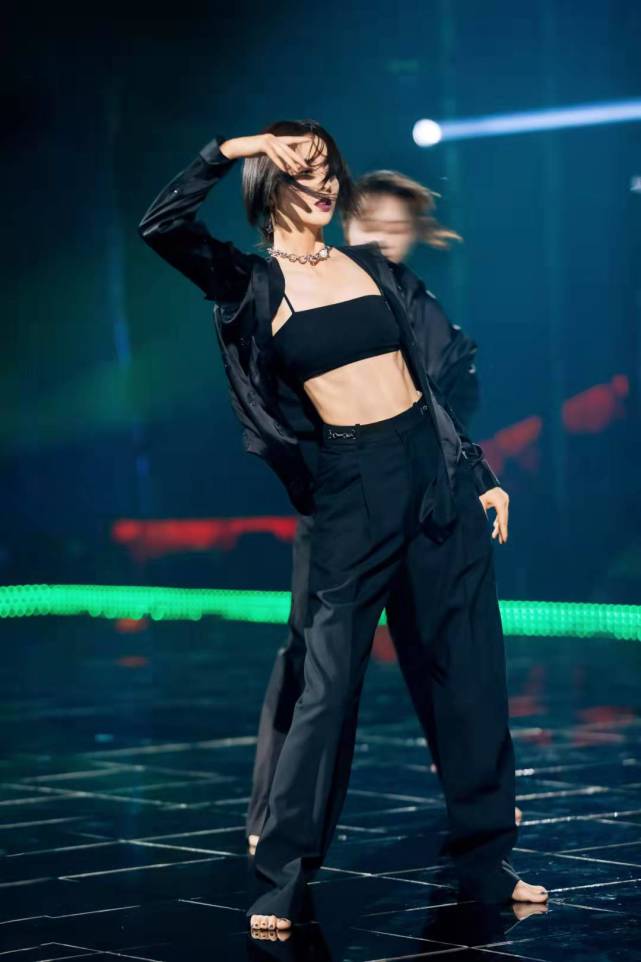 佟丽娅|佟丽娅暗黑系新造型曝光，一袭暗黑系造型又酷又飒！