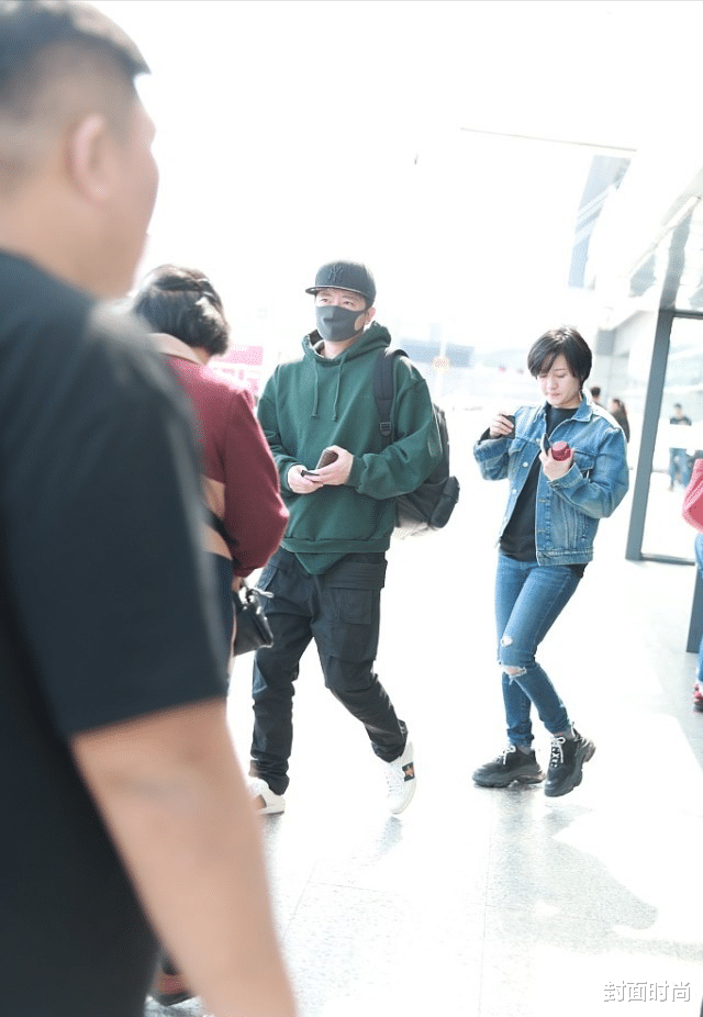 封面时尚 郭京飞鲍莉真是低调夫妻，穿休闲装挺随性，和普通夫妻没啥差别