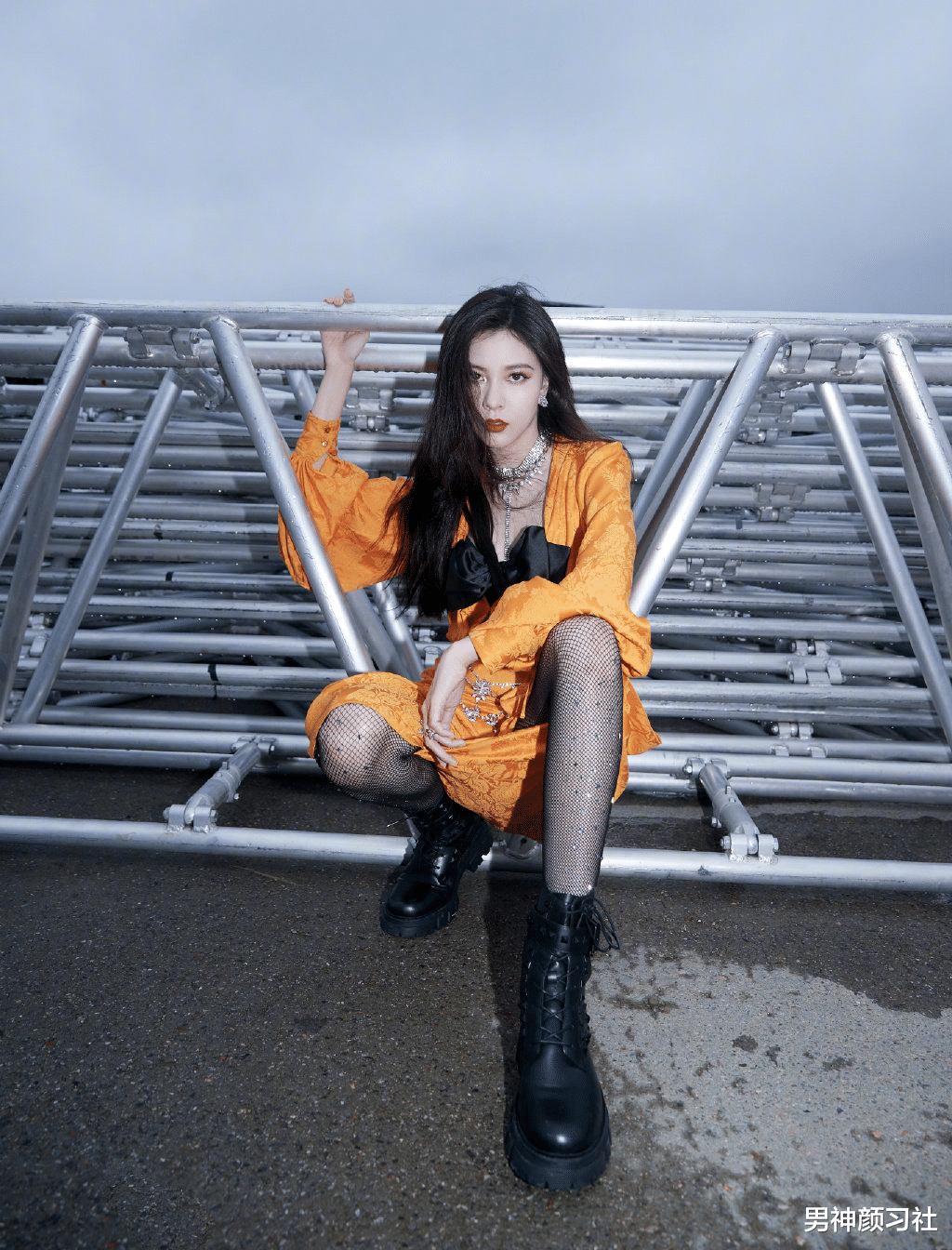 男神颜习社|宋妍霏杨幂真人示范！别让马丁靴破坏了短裙和短裤的美感