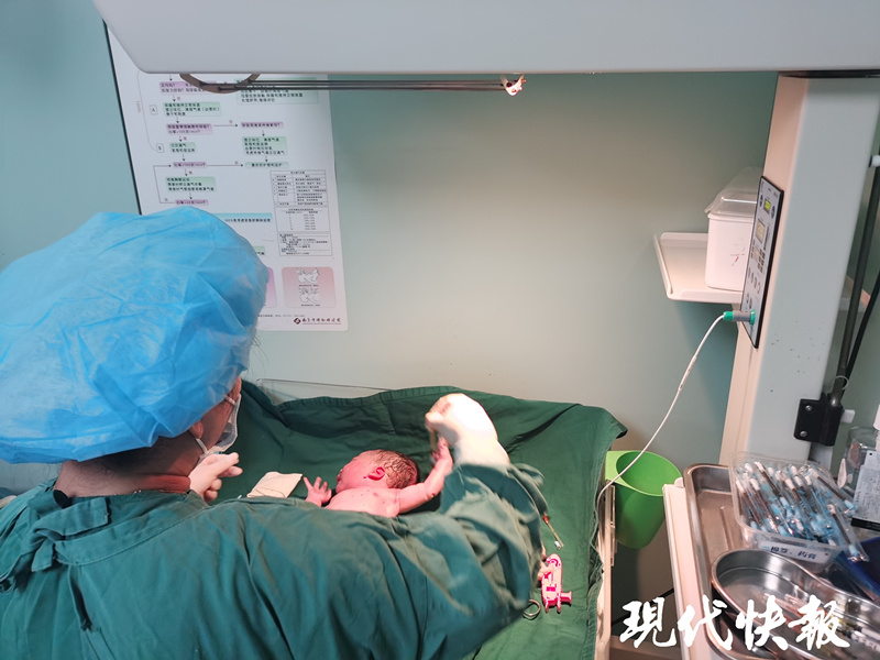 现代快报 喜迎新春！2021年南京第一批“牛宝宝”来啦