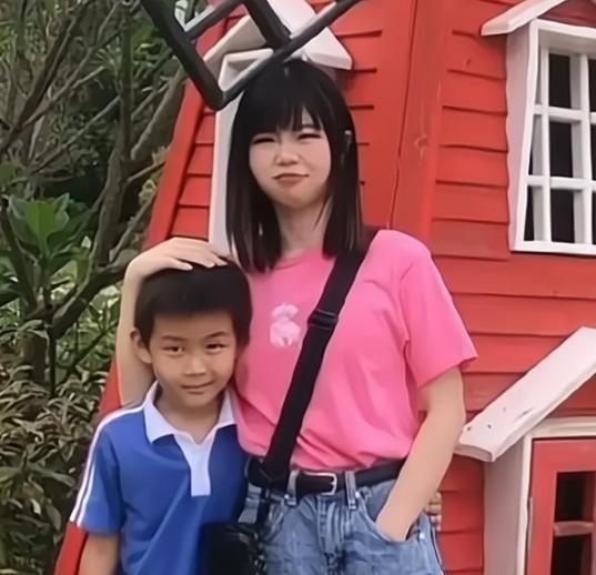 高校|孙卓姐姐20万学费引人关注，一头红发很喜庆，弟弟的英语靠她了