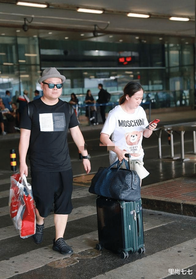 岳云鹏|小岳岳三代同游，俩女儿露正脸妻子蓄长发，姐姐富态母亲高调炫富