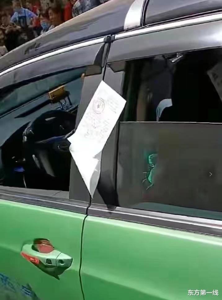 东方第一线 逐利执法？出租车司机车内猝死仍被贴罚单，交警：未注意到车内异常